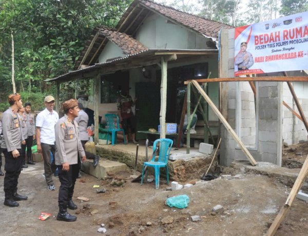 Hari Bhayangkara ke-80: Polres Probolinggo Turun ke Pelosok Desa Salurkan Bansos Bedah Rumah