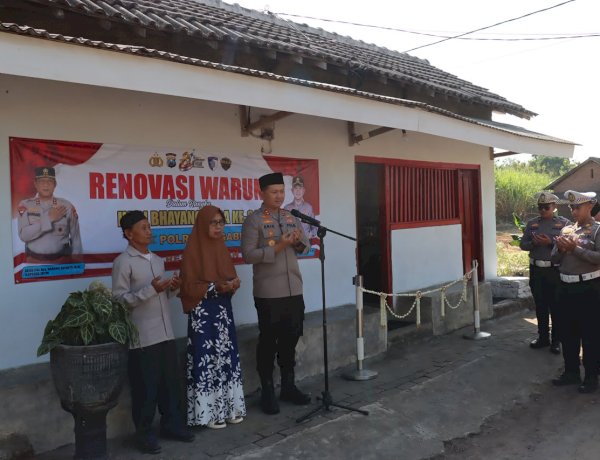 Dukung UMKM Polres Magetan Renovasi Warung Bu Tiyem di Hari Bhayangkara ke - 80