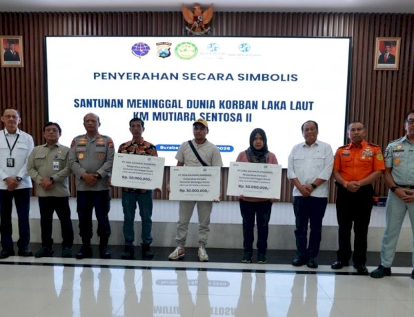 Kapolda Jatim Dampingi Wamenhub Serahkan Santunan Korban KM Mutiara Sentosa II