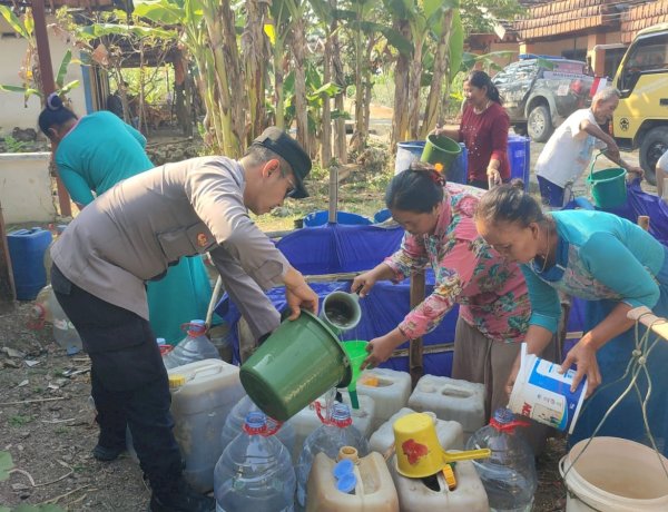 Polres Bojonegoro Distribusikan 8.000 Liter Air Bersih untuk Warga Ngambon