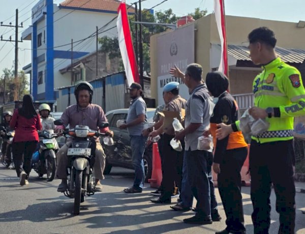Polsek Waru Gelar Jumat Berkah, Bagikan Ratusan Paket Nasi dan Air Minum untuk Masyarakat