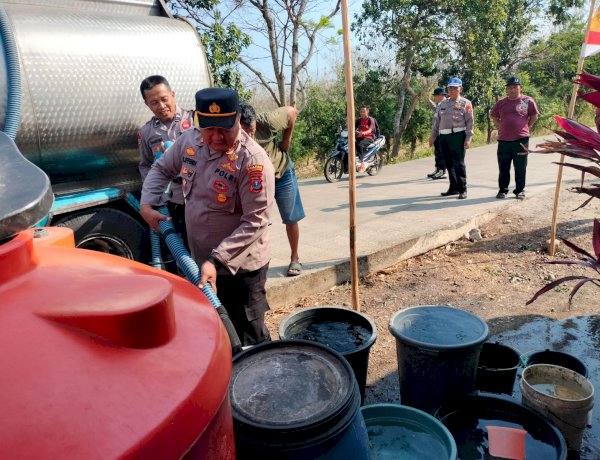 Polres Ponorogo Hadir Bawa Harapan Saat Kemarau Panjang, Salurkan 16 Ribu Liter Air Bersih untuk Warga Karangpatihan