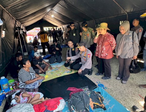 Polri Perkuat Penanganan Gempa NTT, Kapolri Tinjau Lokasi Terdampak dan Serahkan Bantuan