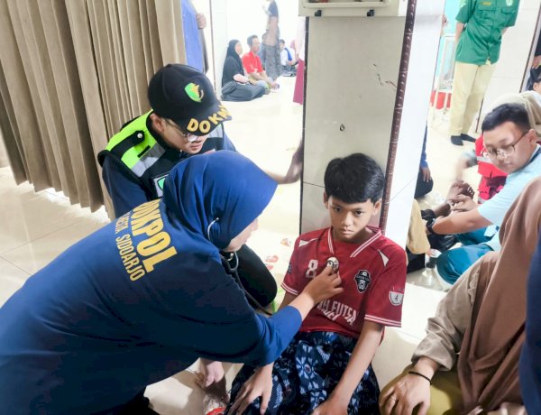 Tim Dokkes Polresta Sidoarjo Patroli Kesehatan, Pantau Kondisi Santri Ponpes di Tanggulangin