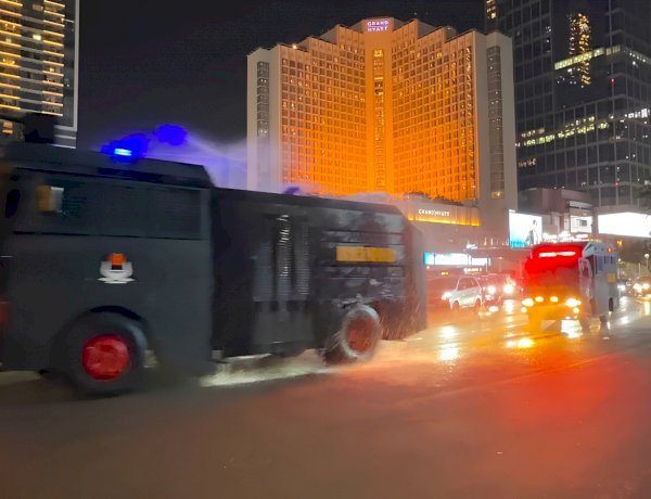Polri Kerahkan Water Cannon dan Bagikan Masker, Layani Masyarakat Terdampak Material Erupsi Gunung Anak Krakatau