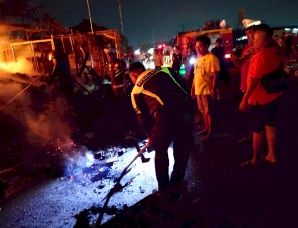 Anggota Polsek Krian Turun Tangani Kebakaran Warkop dan Tumpukan Palet