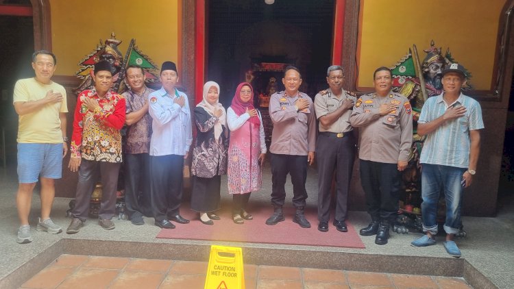 Kapolsek-Sidoarjo-Kota-Turun-Langsung-Cek-Keamanan-Ibadah-Imlek-di-Klenteng