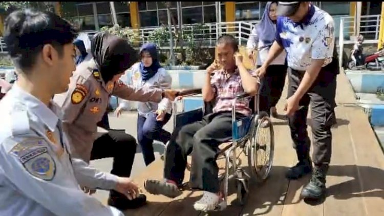 Arus-Balik-Lebaran,-Polwan-Polresta-Sidoarjo-Bantu-Disabilitas-Naik-Bus-di-Terminal-Purabaya