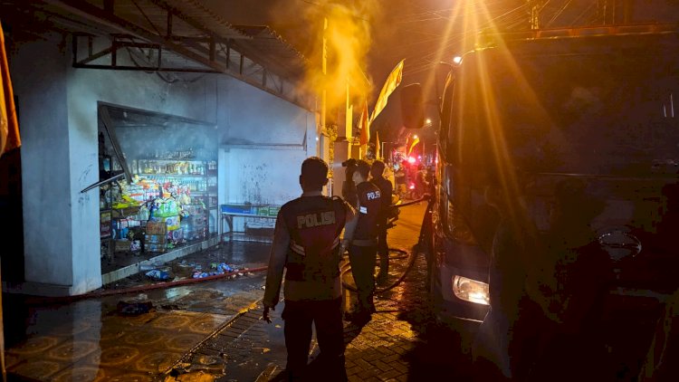 Kebakaran-Rumah-dan-Toko-Sembako-di-Pagerwojo,-Polisi-Bantu-Evakuasi