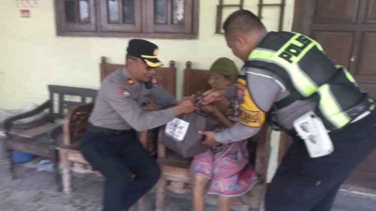 Jumat-Berkah,-Polsek-Taman-Berbagi-Sembako-untuk-Warga-yang-Membutuhkan
