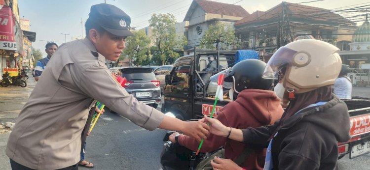 Polisi di Sidoarjo Bagikan Bendera Merah Putih, Kobarkan Semangat Nasionalisme